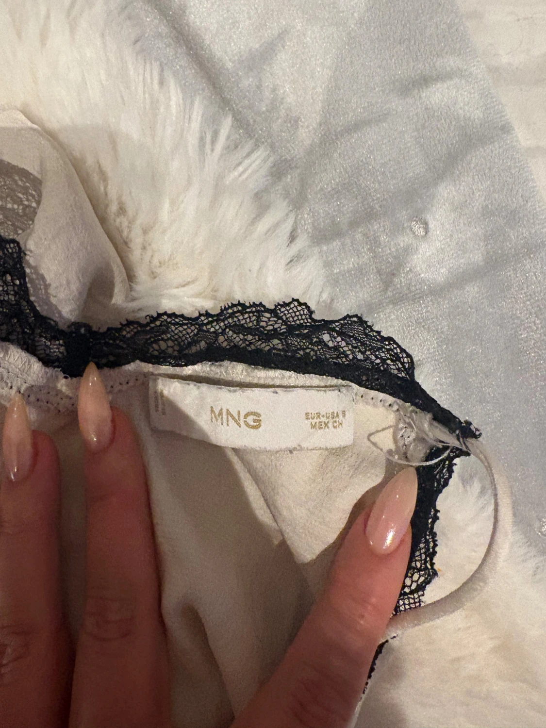 Vit linnetopp med spets från MNG - 2