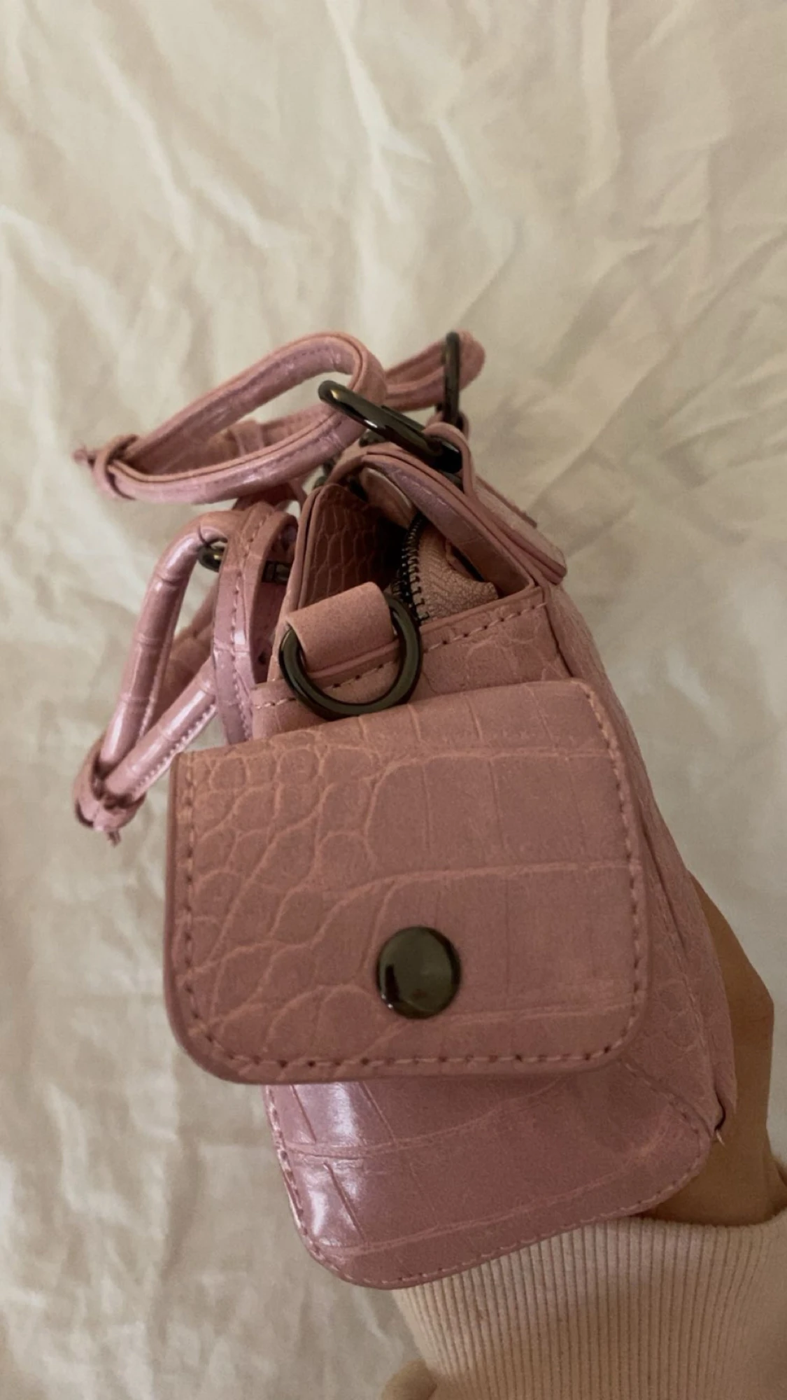 Rosa handväska med hjärt-detalj - 3