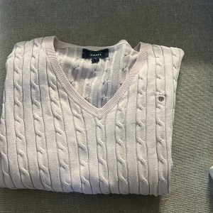 Ljusrosa kabelstickad tröja GANT -  ljusrosa kabelstickad tröja från GANT med v-ringad hals liten i storlek passar mig som är M