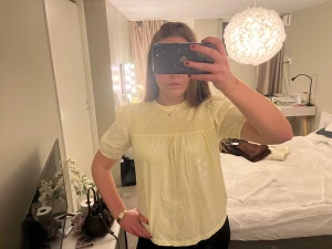 Gul kortärmad blus Mango - En gul söt blus från Mango. Använd en del men fortfarande bra skick!!