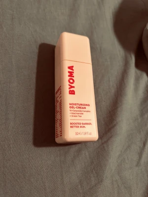 BYOMA Moisturizing Gel-Cream 50ml - Fuktgivande gel-kräm från BYOMA med Tri-Ceramide Complex, niacinamid och grönt te. Kommer i en ljusrosa, fyrkantig plastflaska med mörk rosa text. Perfekt för att boosta hudbarriären och ge mjuk, återfuktad hud. Dock lite andvänd nån enstaka gång men mycket kvar i och kommer inte till nån användning längre . 