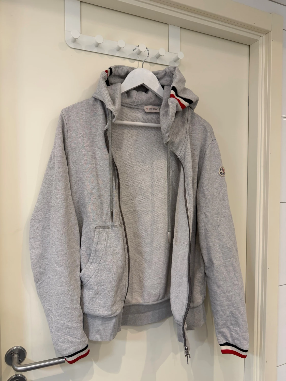 Grå hoodie från Moncler