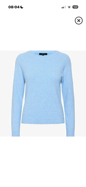 Ljusblå stickad tröja med rund hals - Ljusblå stickad tröja från Vera Moda. Lent material. Storlek S och nästan helt oanvänd.