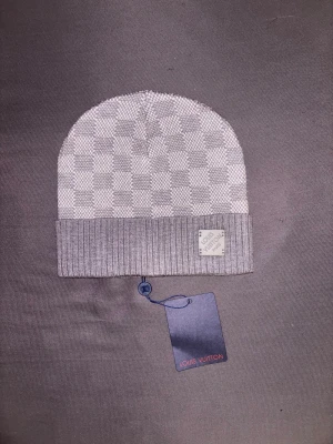 L V mössa  - Perfekt nu för vintern in och köp tills lagret räcker bara fåtal kvar. Helt ny aldrig använt med den bästa qvaliten du kommer att hitta. Priset kan diskuteras!!!