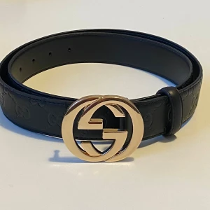 Gucci bälte - Helt ny Gucci bälte. Aldrig använd. Storlek 110cm. Fraktar inom 24 timmar. Kan också mötas upp på stochkolm. 