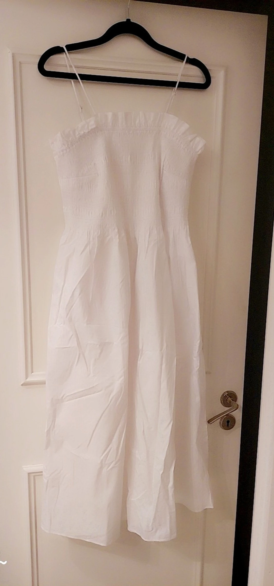 Vit långklänning med smock och volang - 2