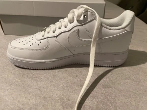 AIR-force one - Jag säljer mina då jag känner att de är fel tid på året och äga vita skor.