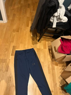 Ett par blåa mjukis byxor från under armor - Ett par  mjukisbyxor från under armor i använt skick. Storlek S