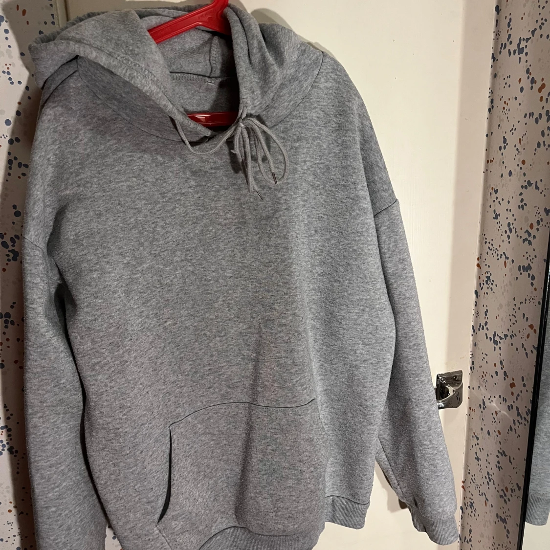 Grå hoodie med huva och ficka