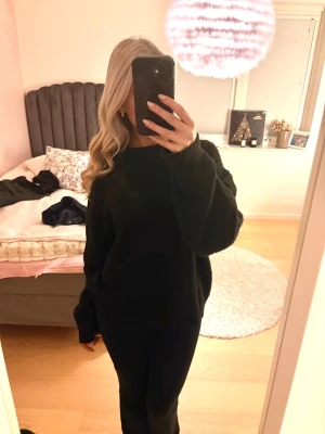 Svart stickad tröja - svart stickad tröja som tyvärr inte kommer till användning💕