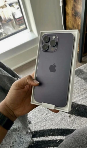 iPhone 14 Pro - Snygg iPhone 14 Pro i originalförpackning, i mörk färg. Mobilen har tre kameralinser och ser ut att vara i nyskick utan synligt slitage eller repor. Perfekt för dig som vill ha en kraftfull och modern smartphone med avancerad kamera och elegant design.