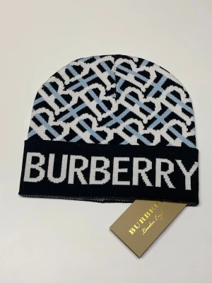 Burberry Mössa - Säljer en helt ny mössa aldrig använd. Storlek One Size. Snabb frakt, postas inom 24h efter köp. Skriv gärna om du har fler frågor. Kan även hämtas i Stockholm.