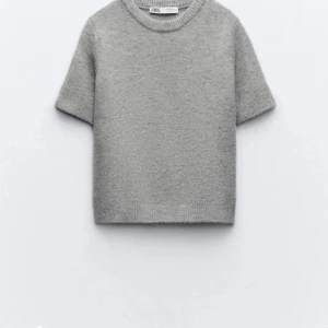 Zara Stickad t-shirt -  Säljer denna fina stickade t-shirten från Sara kommer ej till användning färgen är lite ljusare än på bilden  ❤️❤️