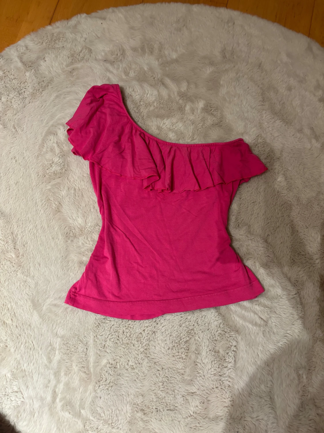 Rosa oneshoulder topp med volang