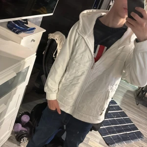 Vit quitad cardigan - Säljer en riktigt schyst vit cardigan med två fickor på varsin sida riktigt perfekt nu inför vintern, riktigt skön cardigan som ger dig en riktigt skön stil den är i storlek xs men den passar också s 