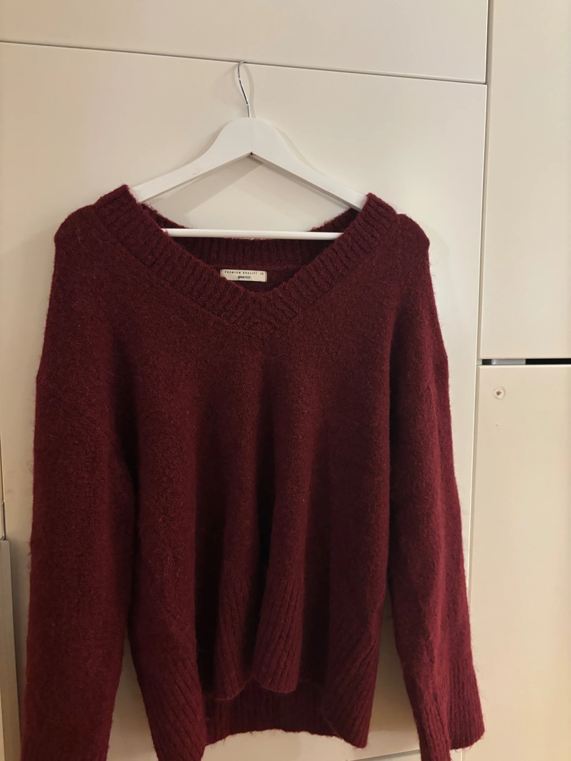 Vinröd  tröja ginatricot