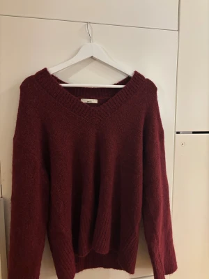 Vinröd  tröja ginatricot - Säljer denna stickade tröja från ginatricots premium quality kollektion💘