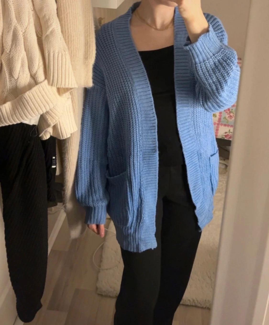 Blå stickad kofta med fickor