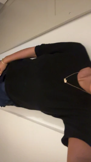 Svart stickad tröja från Zara - Svart stickad tröja från Zara i storlek L.  Tycker tröjan passar mig som bär xs-s kanske lite stor men den passar till ens kroppsform 