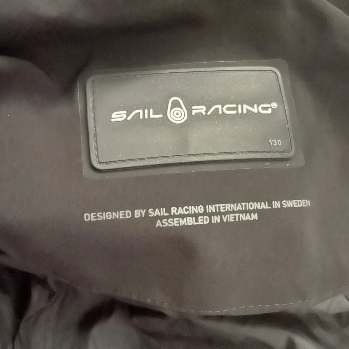 Svart dunjacka från Sail Racing - 4