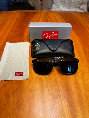 Ray-Ban Boyfriend solglasögon  - Nästan helt nya RayBan boyfriend solglasögon. Kommer med box och allt därtill. Som sagt är de som nya. Skriv vid frågor! 