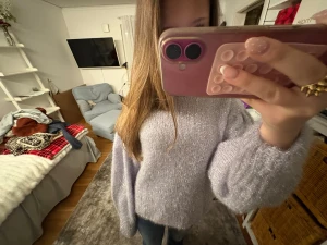 Ljuslila fluffig tröja från H&M Divided - Supermysig ljuslila stickad tröja från H&M Divided i storlek S. Tröjan har ett fluffigt och glittrigt material med långärmade, lite bredare ärmar och loose passform. Perfekt för dig som gillar en chill och trendig vibe.