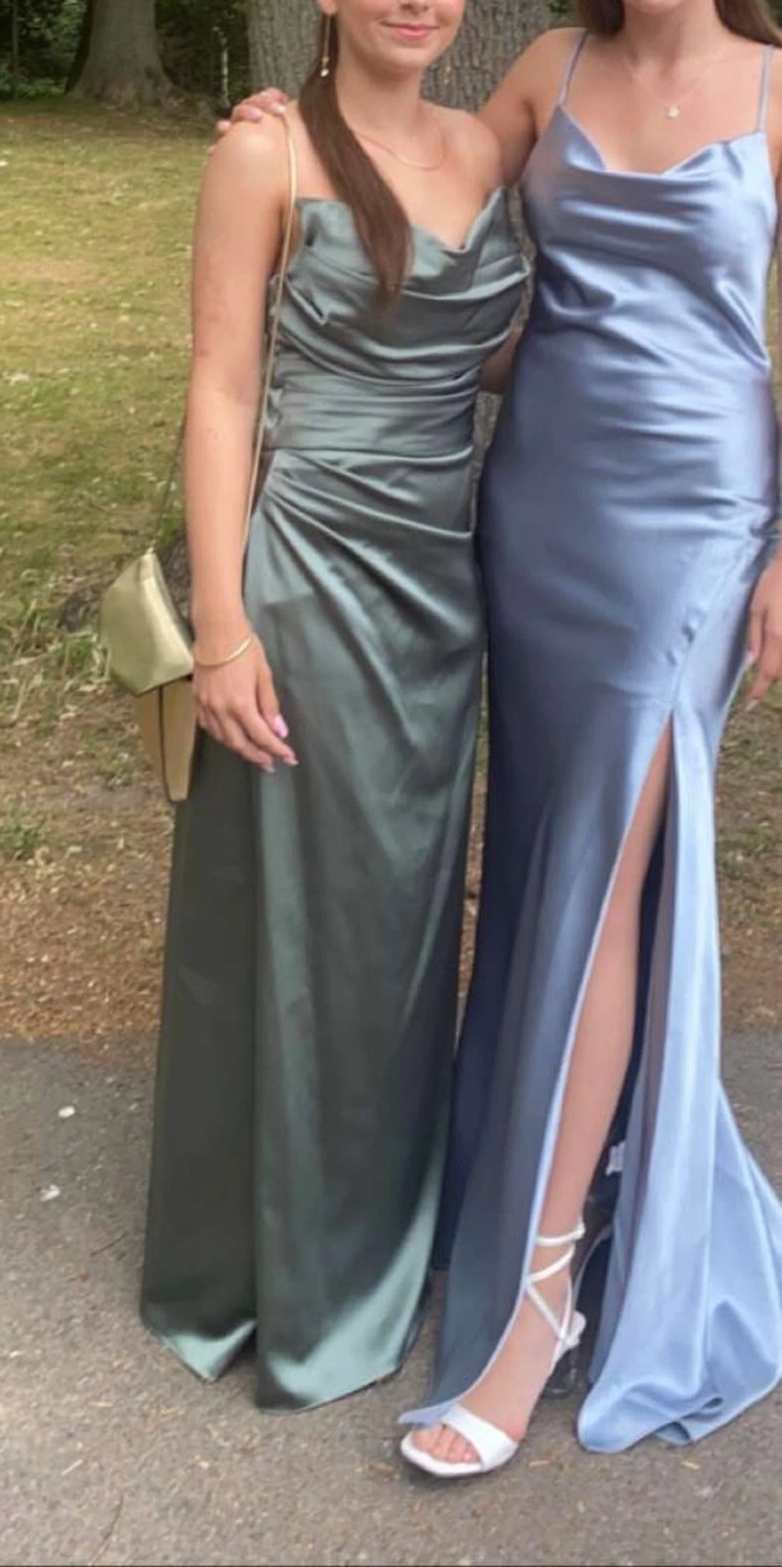 Grön satinklänning med slits - 5