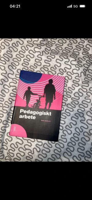 Pedagogiskt arbete - En modern kursbok med färgstark design som tar upp pedagogiskt arbete. Perfekt för dig som pluggar eller är intresserad av pedagogik och vill förstå mer om lärande och utveckling.