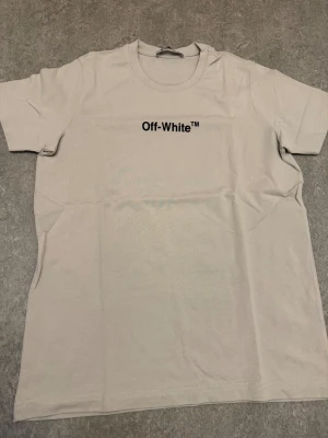 Off-White T-shirt - Tja! Säljer denna stilrena Off-White T-shirten ! Storlek M / Skick 9/10 Nästan helt ny! Priset är ej hugget i sten,  tveka inte att kontakta vid frågor eller funderingar!