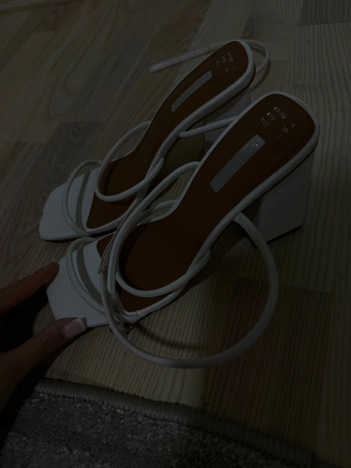 Vita sandaler med klack och remmar - 2