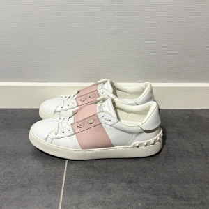 Valentino open  - Valentino open rosa. Storlek 38 passar 39, skick 9/10, endast skor medföljer vid köp, vid funderingar hör av er.