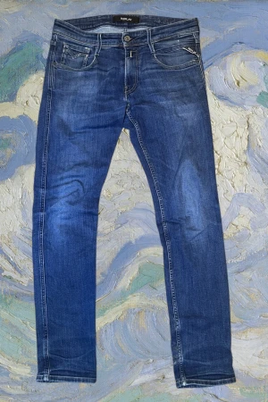 Blå Replay jeans med skinny fit - Snygga blå jeans från Replay med skinny passform och klassisk femficksdesign. Jeansen har ljusare tvättade partier och detaljerade sömmar på bakfickorna. Materialet är stretchigt jeans och midjan är normal. Perfekt för dig som gillar en smal siluett.