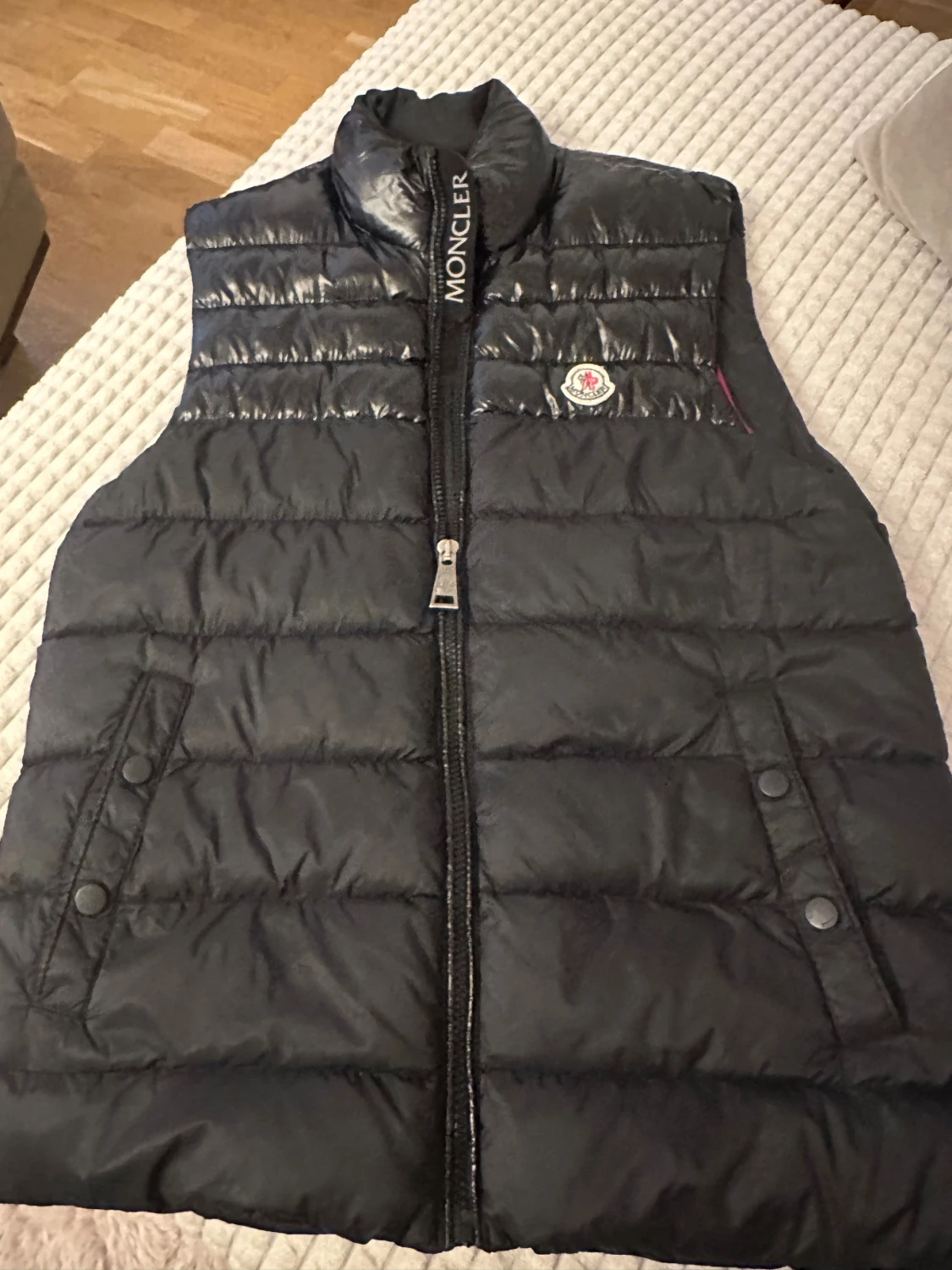 Svart dunväst från Moncler