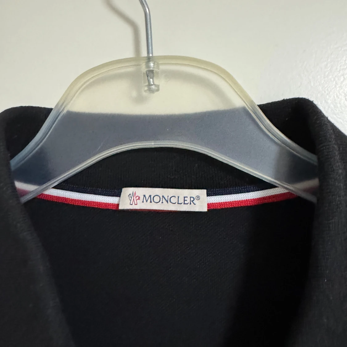 Svart pikétröja från Moncler - 2