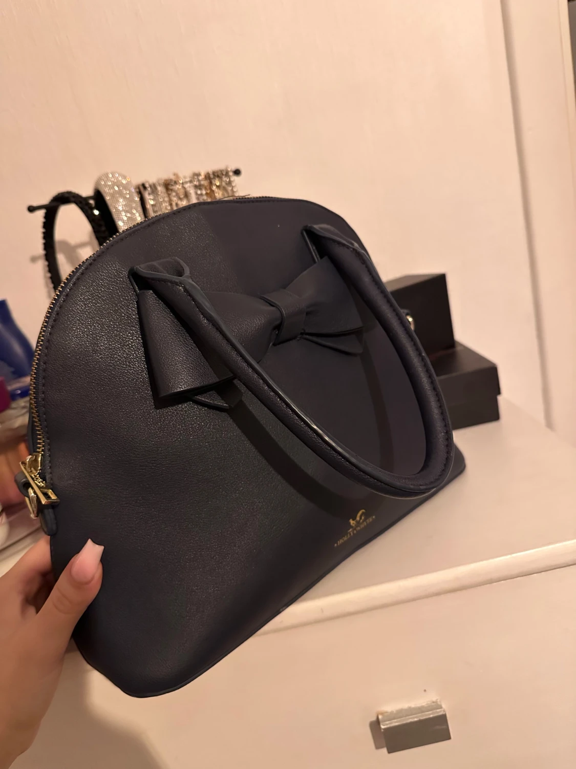 Mörkblå handväska med rosett Holly & Whyte - 1