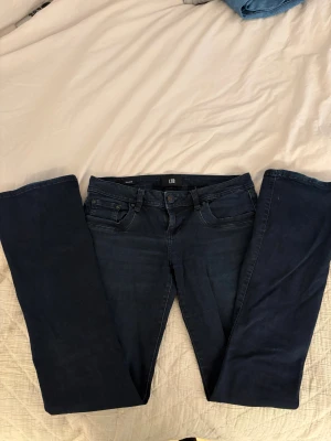 Mörkblå jeans från LTB - Säljer dessa snygga mörkblå jeans från LTB med klassisk femficksdesign och diskret broderi på bakfickorna.  Materialet är mjukt och stretchigt denim för extra komfort.
