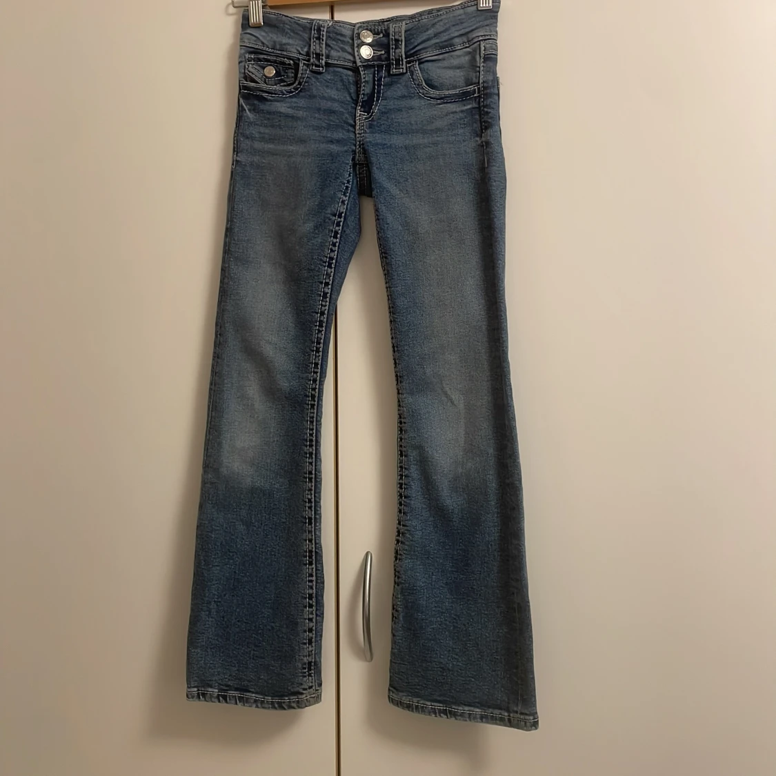 Blå bootcut jeans från Gina Tricot