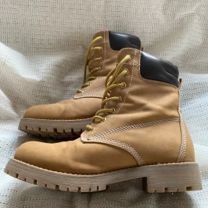 Boots - Superfina Boots  med snörning och svart vadderad krage. Sparsamt använda. Grov sula.