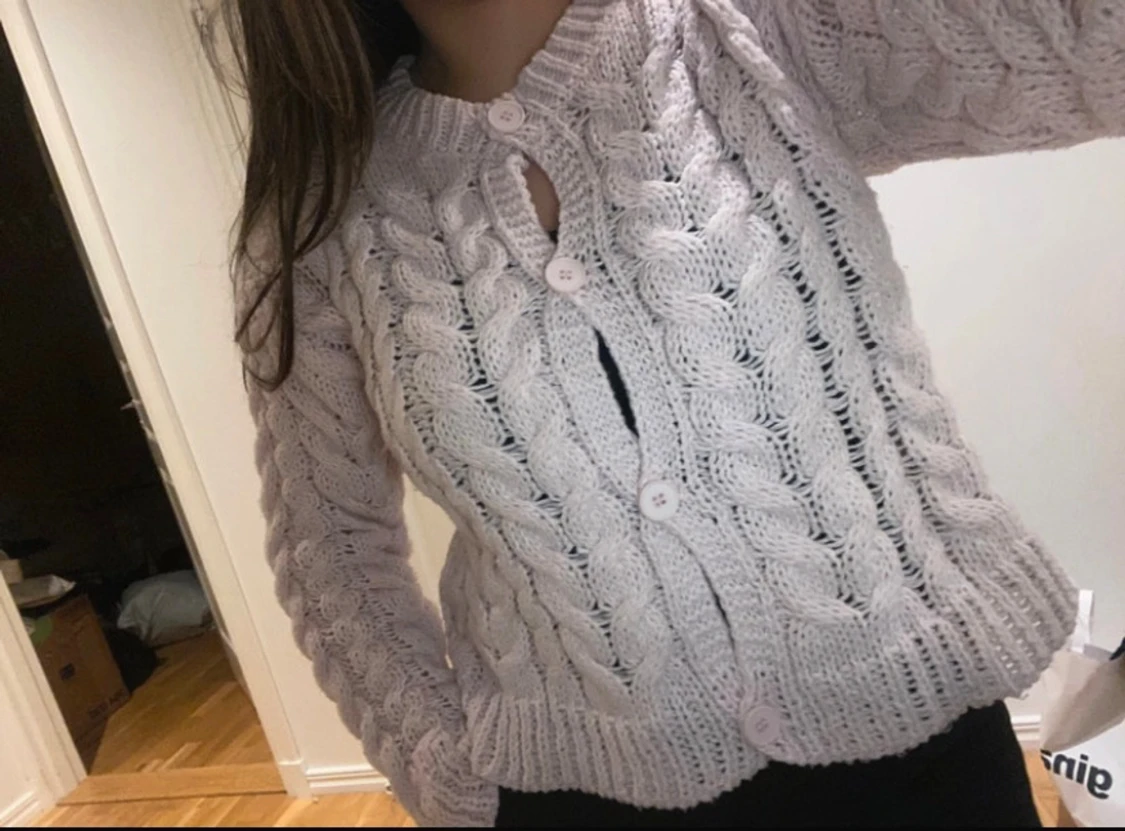 Ljusrosa stickad kofta med knappar - 1