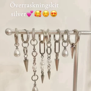 Överraskningskit silver🥰 - Julkit innehållande 6 par bästsäljande örhängen, alltså totalt 12 örhängen 💕🥰☺️ Begränsat antal så först i kvarn!!!🎄🎁 350 kr värde 789 kr😍☺️🎄 Kitet innehåller 2 par örhängen som är överraskning och 4 par från bild 2 som man får välja själv 🥰☺️💕 Detta kit innehåller silver örhängen 