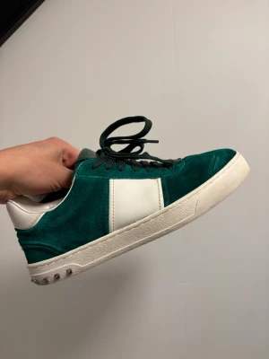 Valentino flycrews gröna  - Valentino flycrews skor i bra skick! Skorna har alla nitar kvar ✅skorna passar större! Vid frågor och funderingar hör av dig! 
