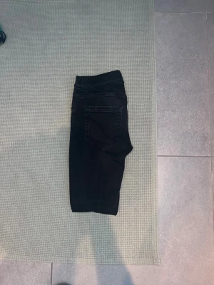 Svarta Dondup jeans - Mycket bra skick och endast använda ett fåtal gånger. Model ”Ramones”, en slim fit modell. Perfekta nu inför vintern.