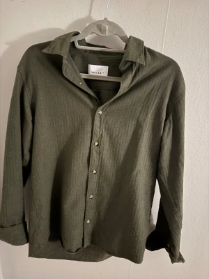 Oliv grön Vailent skjorta - Säljer min Vailent skjorta som är använd max 4 gånger och har tvättats 2 gånger. Materiallet är riktigt bra och rekommenderar denna skjortan som är perfekt för dig som gillar bomullsskjortor. Storlek S och priset kan diskuteras via snabb affär!!