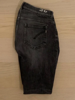 Dondup George  - Grymt skick. Storlek W35. Svarta. Modellen är George. Hör av er vid frågor! 