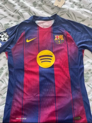 Barca fotbollströja lamine - finns i S, M och L