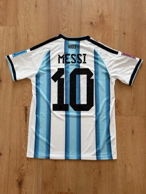 Argentina MESSI vm 2022 fotbollströja - VM tröjan från 2022 med tillhörande patches på armarna samt finalmatch-texten under loggan. Helt oanvänd med tags kvar och Adidas påse. Storlek small. Skriv privat för fler bilder eller vid funderingar!