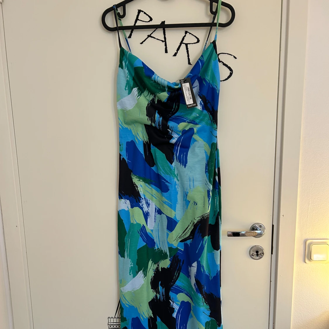 Flerfärgad långklänning med smala axelband från Boohoo