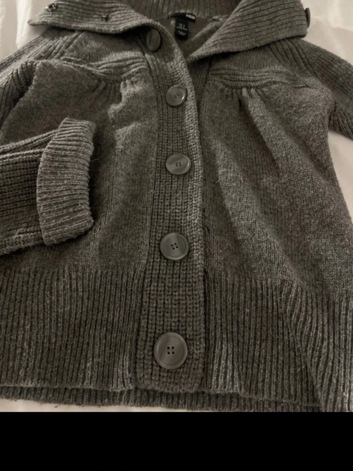 Grå stickad kofta med stora knappar - 5