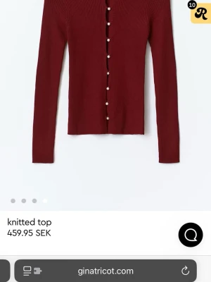 Vinröd kofta med pärlknappar Gina Tricot - Vinröd ribbstickad kofta från Gina Tricot med långa ärmar och snygga pärlknappar framtill. Helt ny med prislappar kvar, stl L ❣️