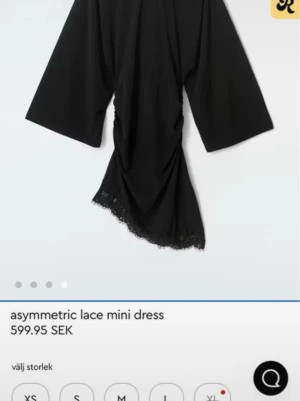 Svart asymmetrisk spetsklänning - Säljer en helt ny svart lace mini dress från ginatricot, med prislapparna kvar. Stl S 🖤